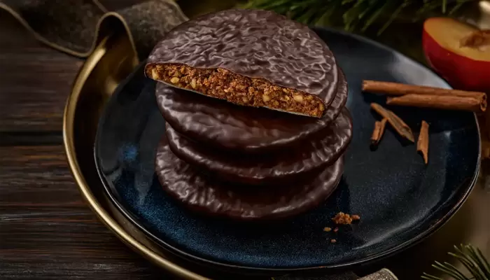 Plum And Cinnamon Elisen