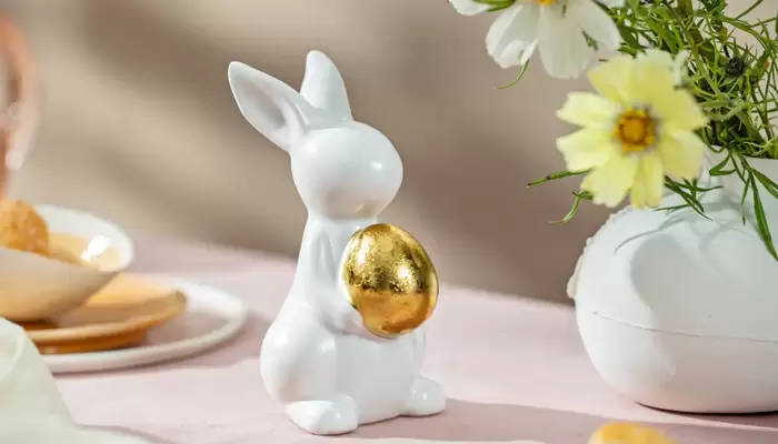Osterhase mit goldenem Ei