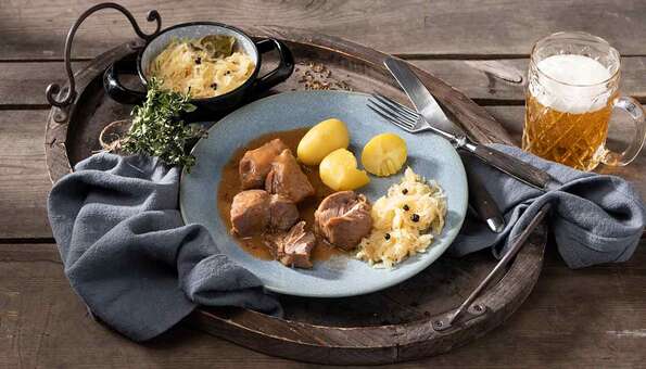 Knuckle of pork in gravy